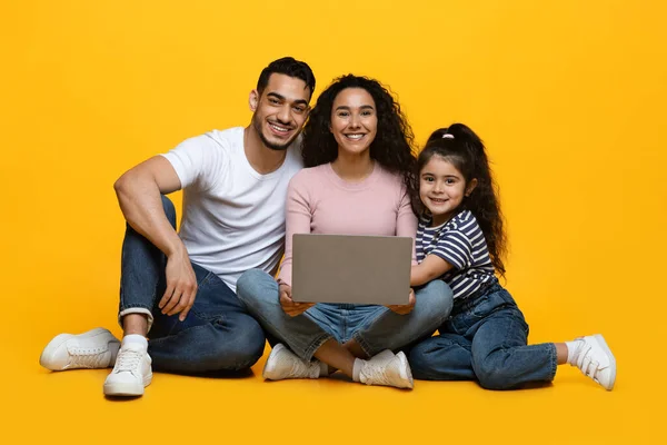 Portrait Of Happy Beautiful Arab Family Of Three With Laptop Computer — Stock Photo, Image