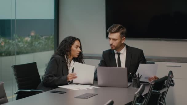 Mitarbeiterinnen zeigen Geschäftsleuten Papiere über Arbeit im Büro — Stockvideo