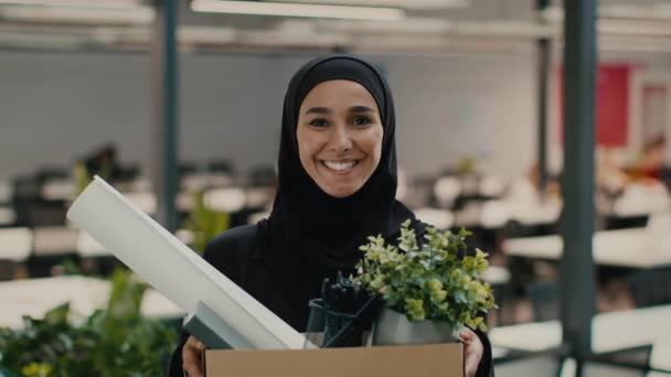 Счастливая мусульманка работница холдинга Кардборад Box стоя в офисе — стоковое видео