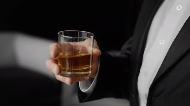 Onherkenbare zakenman die glas whisky vasthoudt Alcohol drinkend binnen zittend — Stockvideo