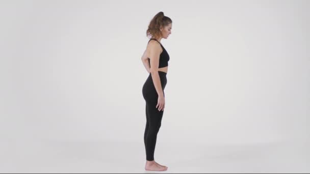 灵活性和平衡培训。年轻的女运动员抬起一条腿，在另一只腿上保持平衡的肖像 — 图库视频影像