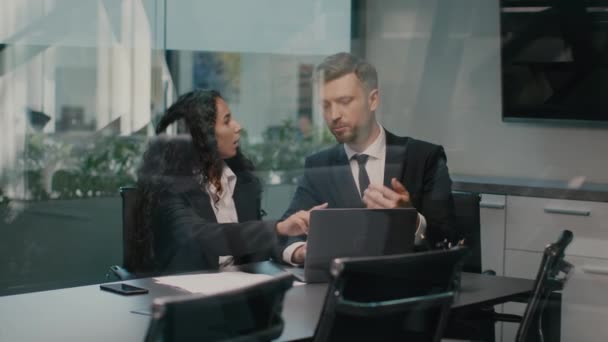 Två medarbetare som pratar med varandra Att ha affärsmöte i konferensrummet — Stockvideo