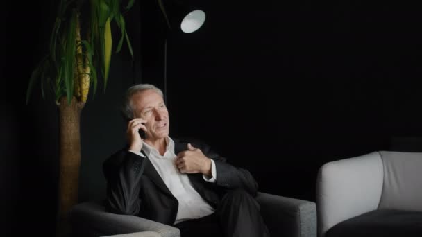 Tyytymätön Kypsä Liikemies puhuu puhelimessa Istuminen Nykyaikaisessa toimistossa — kuvapankkivideo