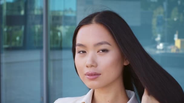 Корейская предпринимательница позирует трогательные волосы, стоящие в городской зоне за пределами города — стоковое видео