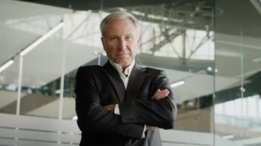 Başarılı Olgun Girişimci Çapraz Eller Modern İş Merkezi 'nde Duruyor