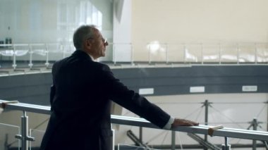 Modern İş Merkezi 'nde Kıdemli İşadamı Kameraya Geri Dönüyor