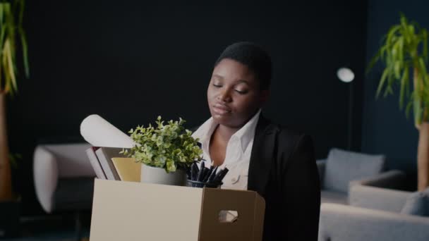 Έννοια ανεργίας. Αναστατωμένη απολύθηκε μαύρο γυναίκα υπάλληλος Holding Box των προσωπικών πραγμάτων — Αρχείο Βίντεο
