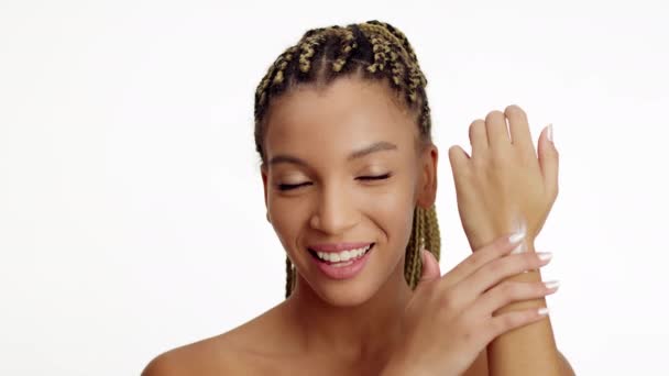 African American Kvinna Tillämpa Moisturizer On Hand Over Vit bakgrund — Stockvideo