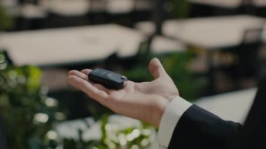 Otomobil Satıcısı Araba Anahtarını İçerideki Kadın Alıcıya Veriyor, Kesildi
