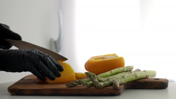 알려 지지 않은 노란색 벨 페퍼와 아스 파르 아구스 가 주방에서 요리를 하는 모습, 걸려 있다 — 비디오
