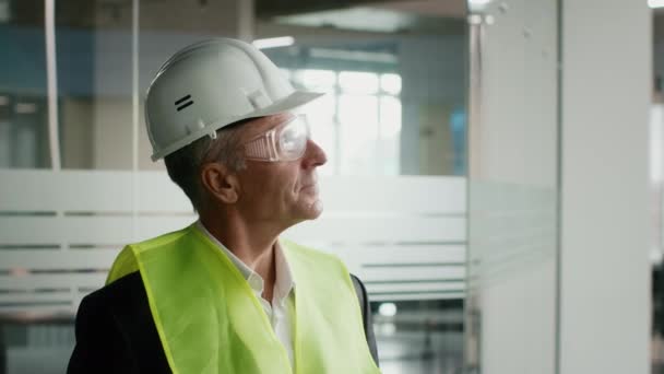 建筑工地业内人士在建筑工地内佩戴护目镜 — 图库视频影像
