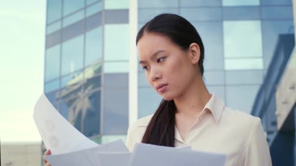 Chiński Business Lady Czytanie dokumentów stojących w obszarze miejskim na zewnątrz — Wideo stockowe