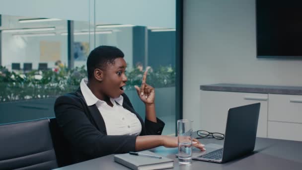 Brainstormconcept. Jonge zwarte zakenvrouw werken met laptop in kantoor, hebben idee — Stockvideo