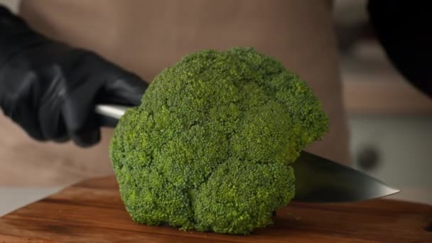 Cocinar Cortar el Brócoli en Floretes Cocinar Usando Guantes en Interiores, Primer plano — Vídeos de Stock