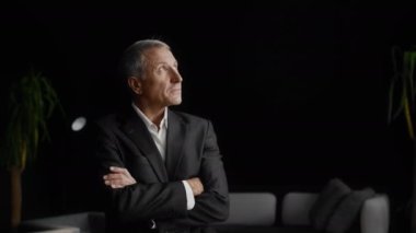 Başarılı Olgun İş Adamı Pozisyonu Yeni Ofis Odasına Bakıyor