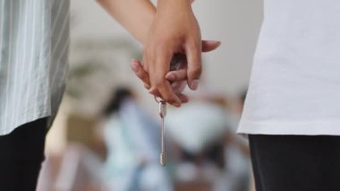 Tanımlanamayan Çift Yeni Ev Anahtarı Tutuyor, Eller Kapalı