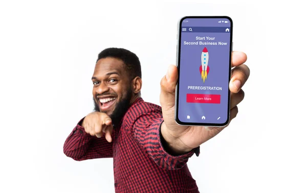 Vidám fiatal fekete srác szakállas mutatja ujj telefonon honlap vagy app körülbelül start második üzleti — Stock Fotó