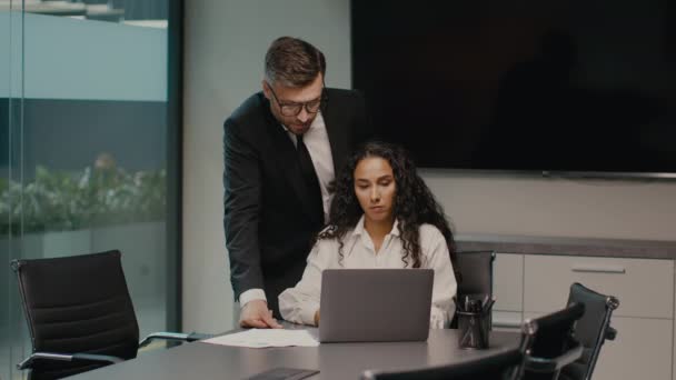 Kvindelige og mandlige kolleger arbejder sammen ved hjælp af bærbar computer i kontoret – Stock-video