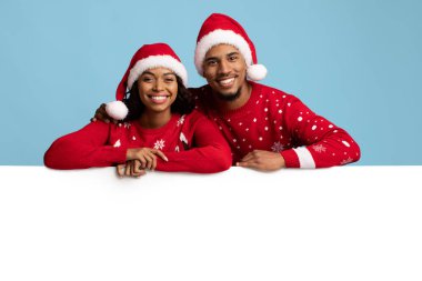 Boş yatay reklam panosuna yaslanan neşeli siyahi aşıklar