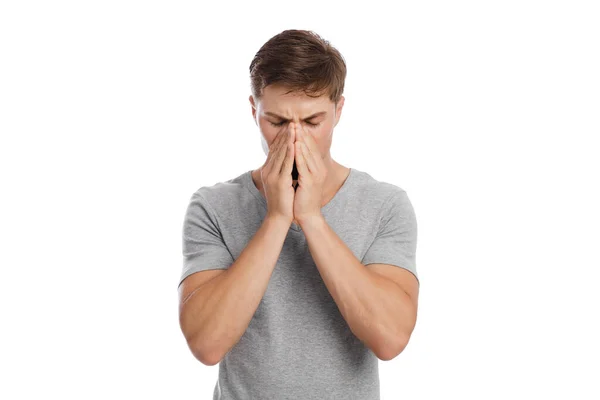 Triste millénariste caucasien gars presse les mains au nez et souffre de maux de tête et le nez qui coule — Photo