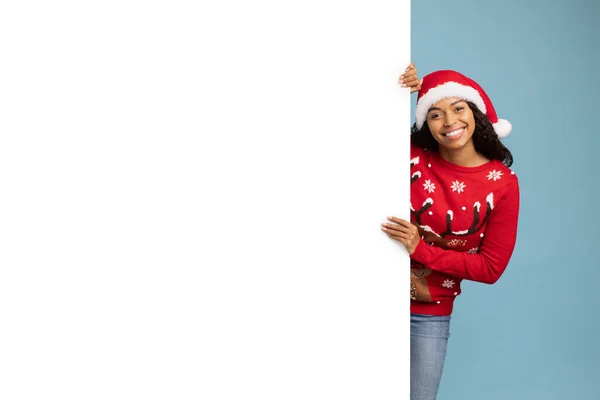 Bonne dame noire posant par planche vide pour la publicité de Noël — Photo