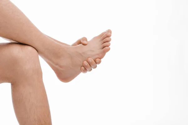 Nerozpoznatelný tisíciletý evropský atlet masírující si nohu a trpící bolestí nohou — Stock fotografie