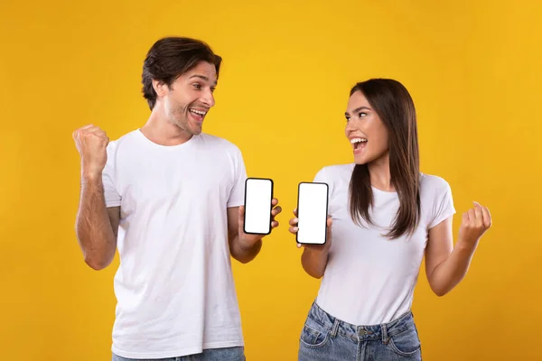 Glücklich aufgeregte Frau mit Handy im Studio, die Ja sagt — Stockfoto