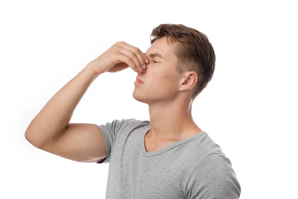Trieste millennial blanke aantrekkelijke man drukt hand in neus, lijdt aan pijn na letsel, bloeden en hoofdpijn — Stockfoto