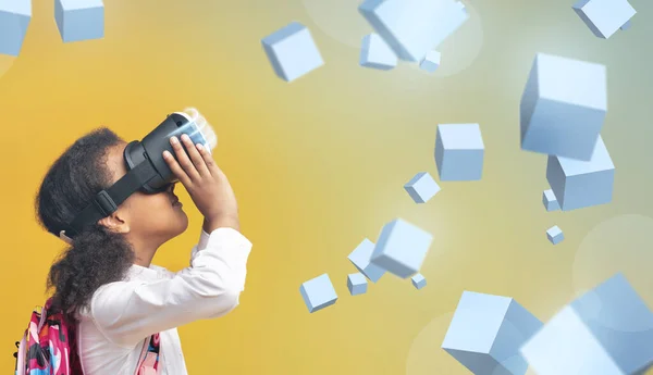 Menina negra usando fone de ouvido VR para explorar a realidade aumentada, jogando com cubos virtuais em fundo laranja, colagem — Fotografia de Stock