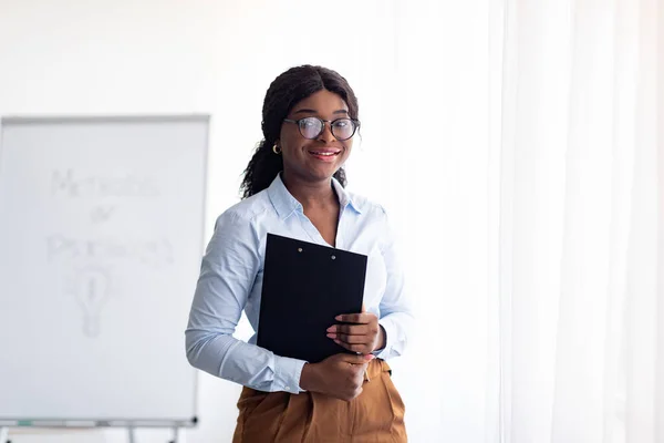 Begreppet psykologisk utbildning. Glada unga svarta företag coach genomför personlig tillväxt utbildning på kontoret — Stockfoto