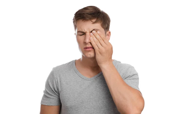 Sorgsen trött olycklig tusenårig europeisk attraktiv man gnuggar ögat, lider av smärta och torrhet — Stockfoto