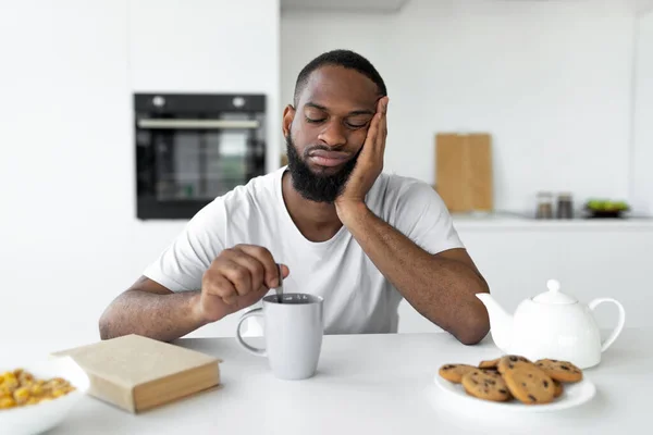 Hombre negro que sufre de insomnio bebiendo café — Foto de Stock