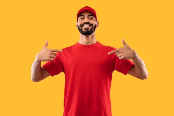 Trabajador de parto masculino de Oriente Medio señalándose los dedos a sí mismo, Studio Shot — Foto de Stock