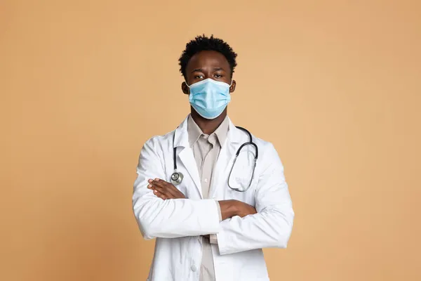 Trabajador Médico. Retrato de médico afroamericano con máscara protectora y uniforme —  Fotos de Stock