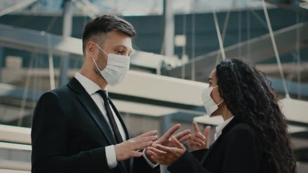 Deux Colleagus parlant portant des masques faciaux communiquant dans le bureau moderne — Video