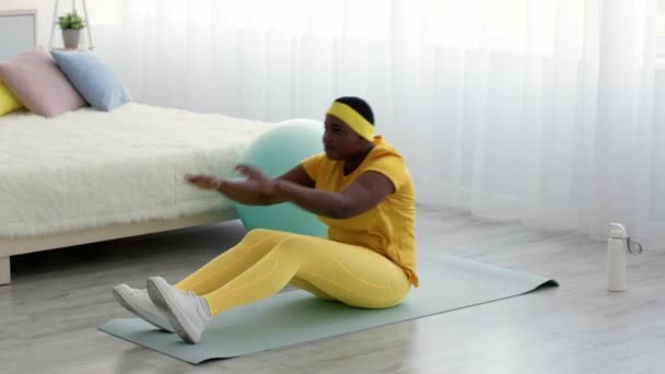 Υπέρβαρη μαύρη γυναίκα κάνει Abs Crunches Άσκηση Κατά την εκπαίδευση στο σπίτι — Αρχείο Βίντεο