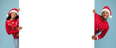 Mutlu Afrikalı Amerikalı erkek ve kadınlar Noel teklifi sunuyor.