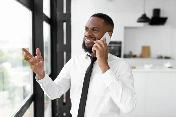 Hombre afroamericano hablando por teléfono móvil — Foto de Stock