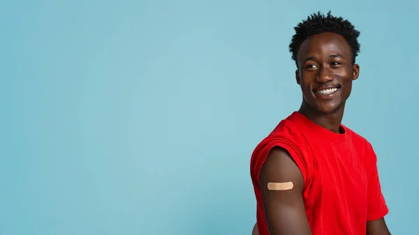 Campagne de vaccination contre le coronavirus. Portrait de homme noir avec bande adhésive sur le bras — Photo