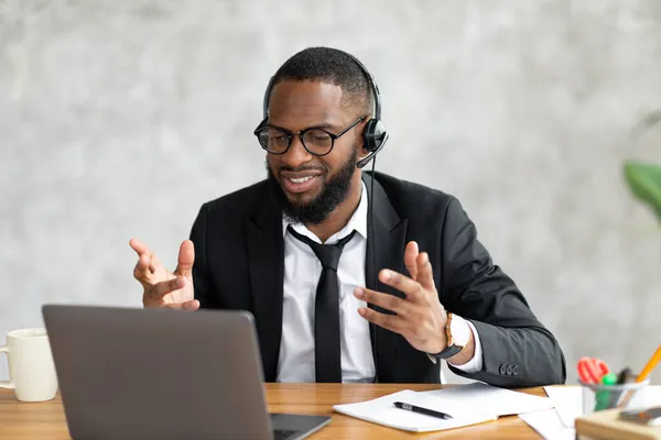 Zwarte man met videogesprek met behulp van laptop en praten — Stockfoto