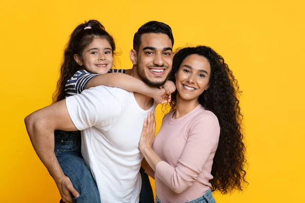 Linda família. Retrato de pais felizes do Oriente Médio e sua filha — Fotografia de Stock