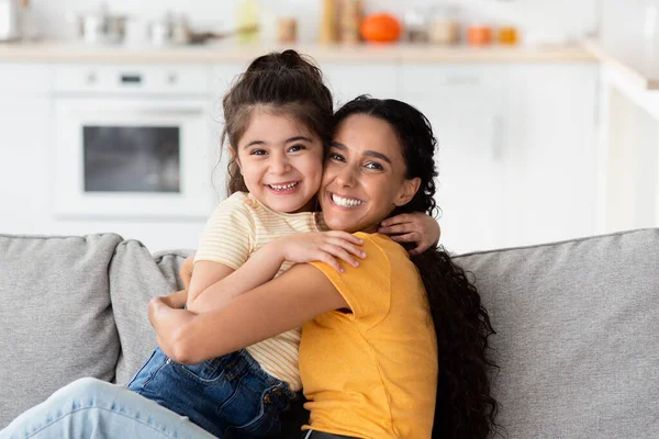 Alegre Medio Oriente madre y su lindo poco hija abrazando en casa —  Fotos de Stock