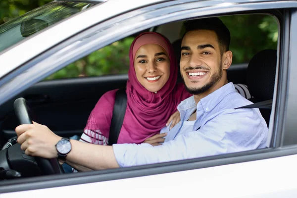Portret van gelukkige Midden-Oosten echtgenoten poseren in hun nieuwe auto — Stockfoto