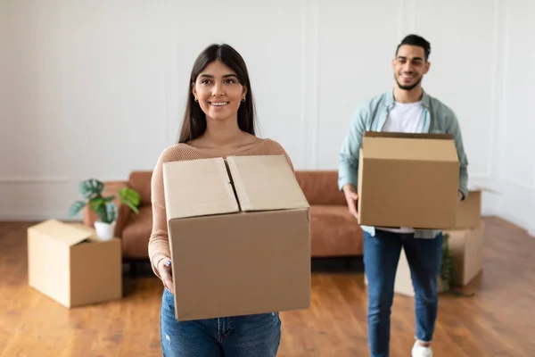 Щасливий чоловік і жінка тримають картонні коробки, концепція переміщення — стокове фото