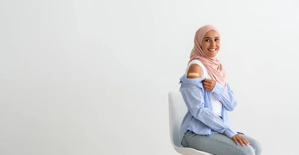 Kampanye Vaksinasi. Smiling Muslim Lady In Hijab Showing Arm With Adhesive Bandage — Stok Foto