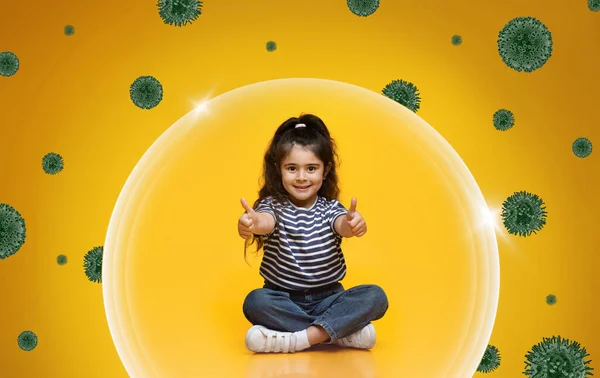 Lindo poco sonriente árabe chica mostrando pulgares hasta en cámara — Foto de Stock