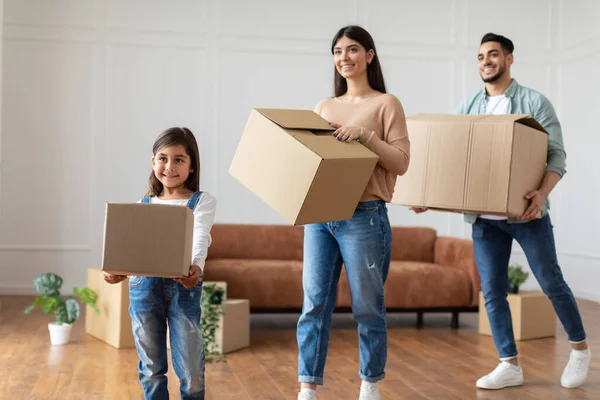 Щаслива молода арабська сім'я несе коробки в новій квартирі — стокове фото