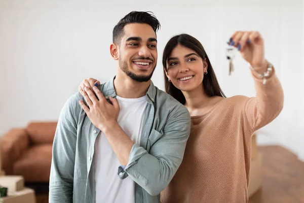 Счастливая пара показывает ключи от своей квартиры — стоковое фото