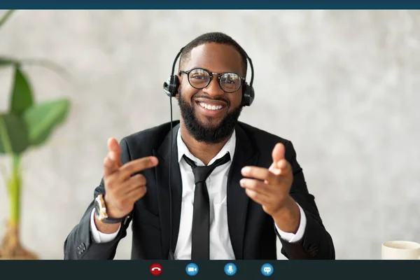 Afro-Amerikaanse man in headset in gesprek met camera, screenshot — Stockfoto