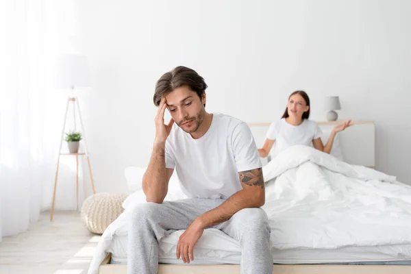 Enojado resentido molesto millennial caucásico esposa se sienta en la cama, peleando marido, gritando y disputa — Foto de Stock